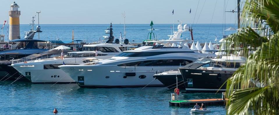 Vue du port du Cannes Yachting Festival hébergement au camping hôtel les rives du Loup 06 Alpes Maritimes 