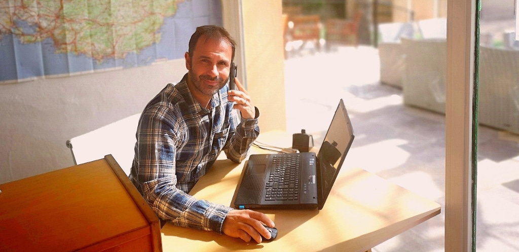 Fred vous attend à la réception du camping pour préparer vos vacances d'été