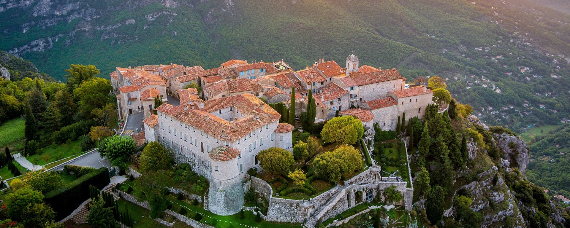 Vue sur le village de Gourdon Alpes Maritimes proche du camping Rives du Loup