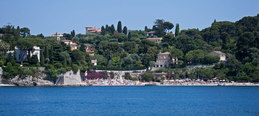 Magnifique plage de la cote d'azur à quelques km du camping Les RIves du Loup à Tourrettes sur Loup