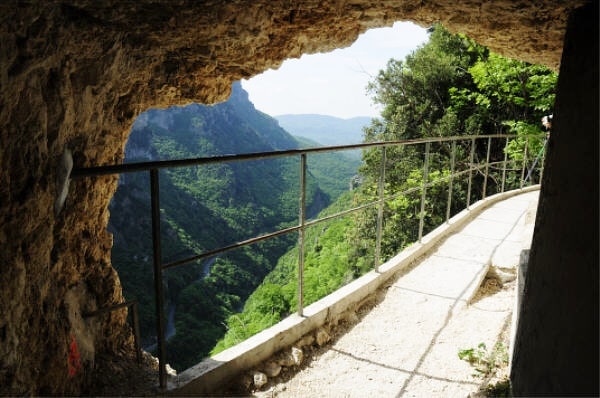 Les tunnels du sentier du vertige Les Rives du Loup