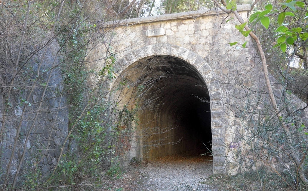 Voie de chemin de fer pour la randonnée à Pont du Loup