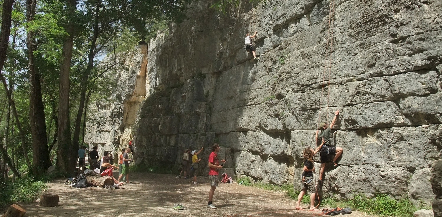 Un espace naturel sur les rives du Loup, idéal pour la randonnée, le vtt et l’escalade