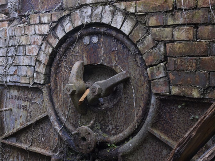 La porte du four de l'ancienne papeterie à pont du loup