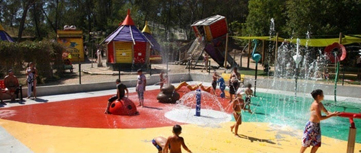 jeux d'eau au village des fous près du camping rives du loup à tourrettes