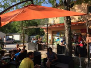 Terrasse restaurant été camping 06